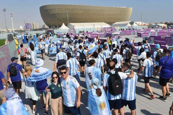 Lionel Messi Kalah, Fans Argentina Tukar Jersey dengan Suporter Arab Saudi Lionel Messi Kalah, Fans Argentina Tukar Jersey dengan Suporter Arab Saudi