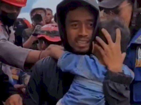 Detik-detik Video Bocah Azka Ditemukan Selamat Usai Tertimbun 3 Hari, Ibunya Meninggal