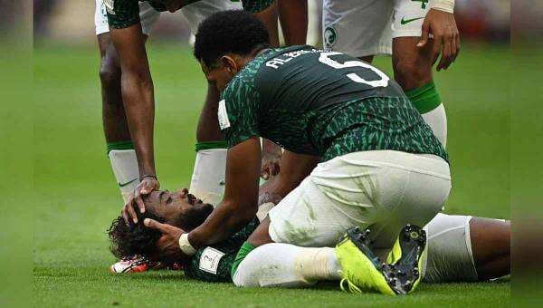 Hoaks! Wajah Hancur hingga Retak, Begini Kondisi Asli Bek Arab Saudi usai Permalukan Argentina Hoaks! Wajah Hancur hingga Retak, Begini Kondisi Asli Bek Arab Saudi usai Permalukan Argentina