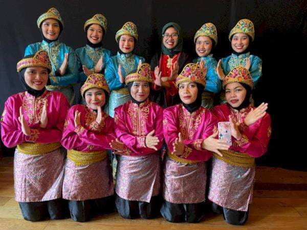 Menakjubkan! Tari Rateb Meuseukat Guncang Panggung Kesenian di Inggris