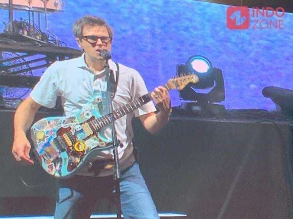 Vokalis Weezer Ternyata Fasih Bahasa Indonesia: Kamu Nanya? Indonesia Sangar Ya!