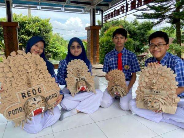 Kreatif! Siswa SMA Ini Buat Miniatur Reog Ponorogo dari Kardus Hasilkan Cuan Kreatif! Siswa SMA Ini Buat Miniatur Reog Ponorogo dari Kardus Hasilkan Cuan