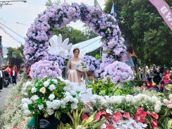 Bikin Heboh! Ratusan Mobil Dihias Bunga dan Jeruk "Mewarnai" Kota Batu