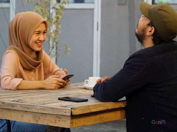 Bahasa Tubuh Wanita yang Jatuh Cinta Padamu, Sungguh Bikin Gemas!