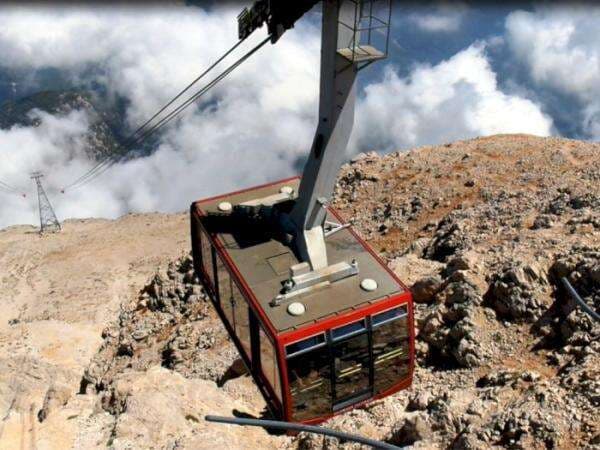Naik Cable Car dengan Jalur Terpanjang di Dunia, dari Laut ke Puncak Gunung Cuma 10 Menit