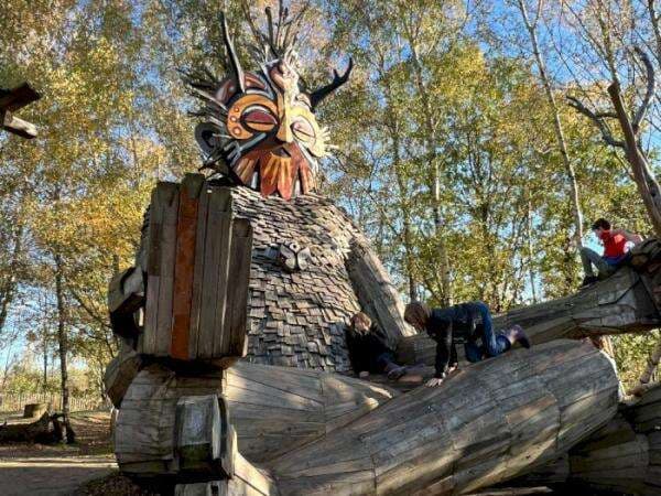 Ngeri! Monster Troll Raksasa Mendadak Muncul di Hutan Kota Belgia, Ukurannya Gak Lazim!