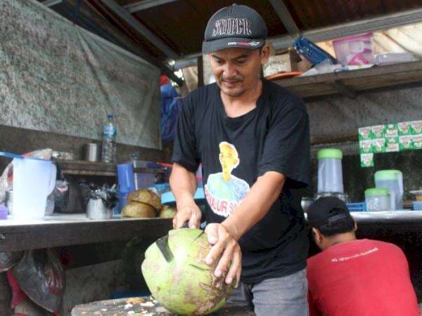 Cuma Jualan Kelapa Muda, Warung Ini Seminggu Bisa Habiskan 2.000 Buah, Apa Rahasianya?