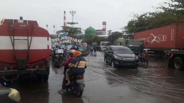 Waduh! Pelabuhan Tanjung Emas Semarang Tergenang Banjir