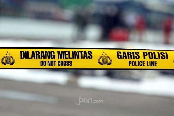 Ringsek, Honda Jazz Tabrak Pohon di Jalan Dharmahusada Surabaya