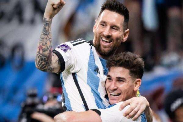 Penggemar Sukses! Julian Alvarez Dulu Fans Lionel Messi, Kini Cetak Gol Bareng Idola