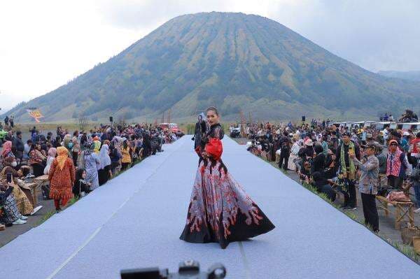 11 Desainer Ambil Bagian Fashion Show di Lautan Pasir Gunung Bromo