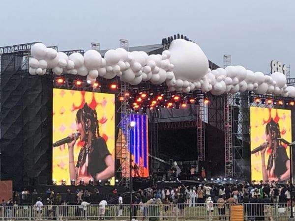 YOASOBI Meriahkan Panggung Head in The Clouds Jakarta 2022, Ayase dan Lilas Ikura Tampil Ceria