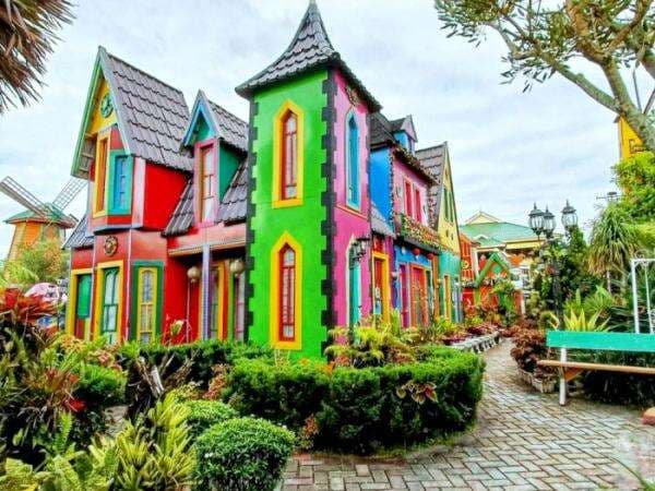 Wow! Ada Negeri Dongeng di Sumatera Barat, Dihiasi Rumah Bergaya Eropa dan Ratusan Bunga