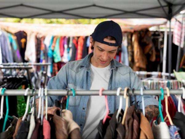 10 Tips Beli Pakaian Bekas di Thrift Shop Beserta Cara Mencucinya