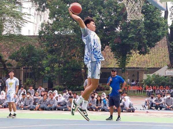 Jelang IBL 2023, Prawira Coaching Clinic di SMAN 3 Bandung
