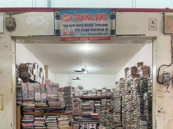 Buat yang Hobi Baca Harus ke Sini! Ini Hidden Gem Toko Buku Bekas di Pasar Modern BSD