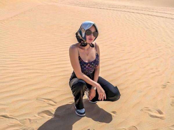 Seksinya Wika Salim Pakai Tanktop di Padang Pasir, Netizen: Kepala Ditutup tapi Badan Gak!