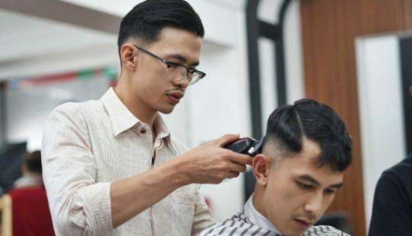 Kisah Iman Taufiq Djayadiningrat, Pegawai Bank yang Banting Setir Jadi Tukang Cukur