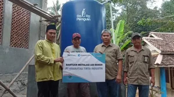 Masyarakat Cinangka dapat Bantuan Air Bersih