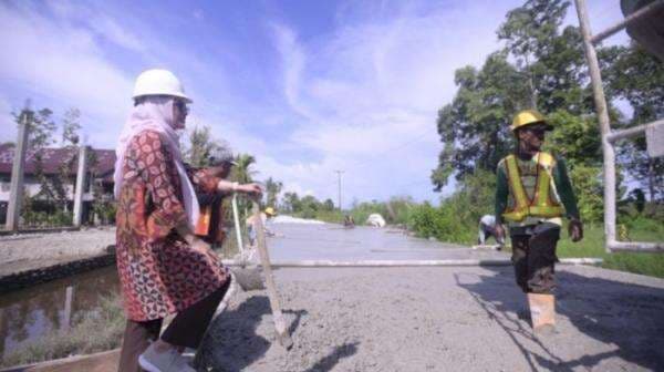 Ruas Beton di Malangke dan Malangke Barat Ditarget Rampung Desember, Indah: Pastikan Kualitasnya