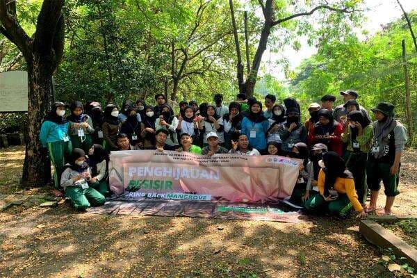 Cegah Kerusakan Lingkungan, Puluhan Mahasiswa FEB UPN Jatim Tanam Mangrove