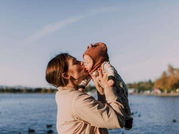 12 Puisi tentang Ibu yang Menyentuh Hati, Cocok untuk Hari Ibu!