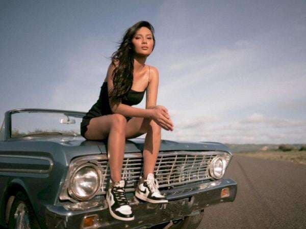 Pose Nangkring di Mobil, Intip Gaya Seksi Erika Carlina Pakai Tanktop Hitam