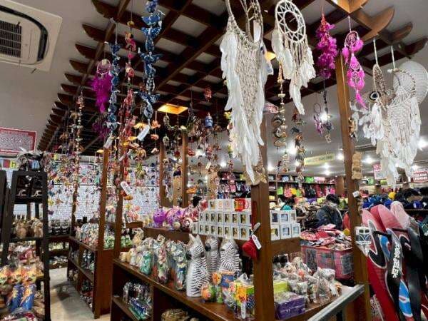 Usianya 40 Tahun, Toko Joger Bali Tak Goyah Digempur Zaman, Begini Kondisinya Sekarang! Usianya 40 Tahun, Toko Joger Bali Tak Goyah Digempur Zaman, Begini Kondisinya Sekarang!