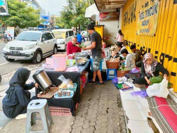 Cuma Jualan Nasi Pecel di Emperan Toko Tapi Laku Keras, 2 Jam Sudah Habis