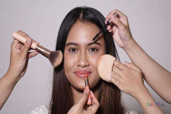 3 Cara Membersihkan Kuas Makeup, Ternyata Mudah Ya!