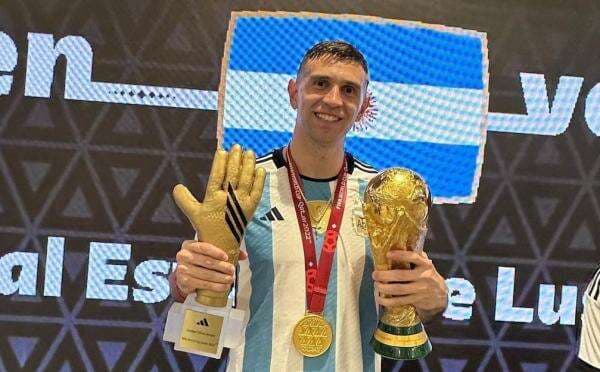 Koleksi Mobil Emiliano Martinez Sang Penyelamat Gawang Argentina