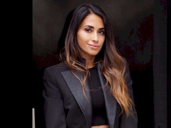 Seksi Elegan Antonella Roccuzzo Berbalut Dress Merah Terbuka, Lionel Messi Makin Sayang