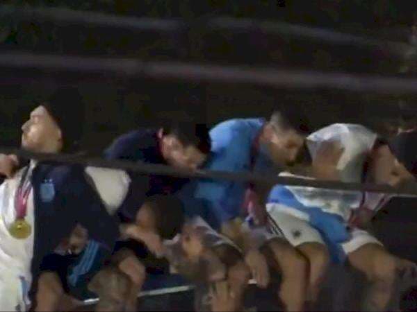 Waduh! Asyik Pawai Juara Piala Dunia 2022, Kepala Lionel Messi Cs Hampir Kena Kabel Waduh! Asyik Pawai Juara Piala Dunia 2022, Kepala Lionel Messi Cs Hampir Kena Kabel