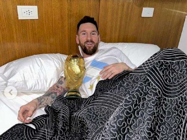 Sudah Sah! Lionel Messi pun Asyik Tidur Bareng Trofi Piala Dunia