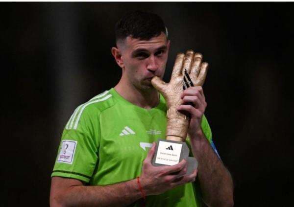 Moncer di Piala Dunia, Emiliano Martinez Dikabarkan Dibidik Bayern