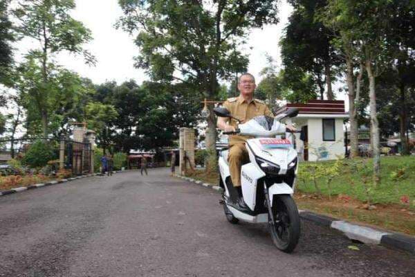 Jadi Percontohan Kota Hijau, Pemkot Pagar Alam Bagikan 12 Unit Motor Listrik