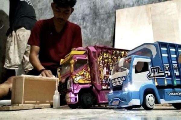 Dari Miniatur Truk, Pemuda di Batang Raup Penghasilan Puluhan Juta