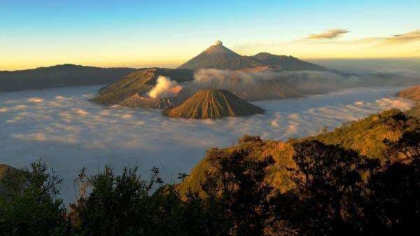Mistik: 4 Gunung Paling Menyeramkan di Indonesia,