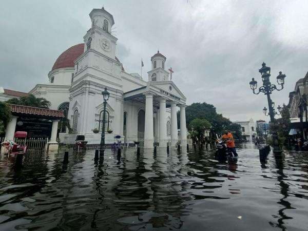 Metode Tabur Garam dengan Pesawat untuk Alihkan Hujan di Kota Semarang Metode Tabur Garam dengan Pesawat untuk Alihkan Hujan di Kota Semarang