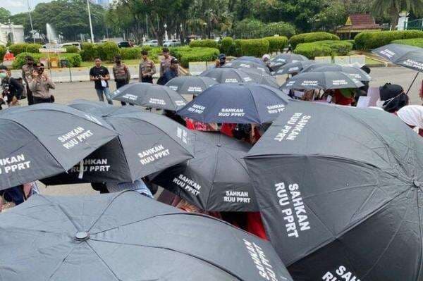 Sejumlah Ibu-ibu PRT Adakan Aksi Rabuan di KSP, Minta Presiden Sahkan RUU PRT