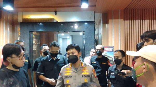 Biar Tak Keluar Dari Gerobak, Malika Didoktrin oleh Iwan Biar Tak Keluar Dari Gerobak, Malika Didoktrin oleh Iwan