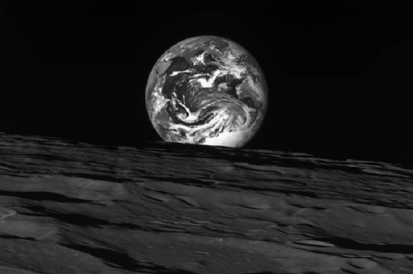 Wahana Pengorbit Korsel Kirimkan Foto Bumi dari Bulan