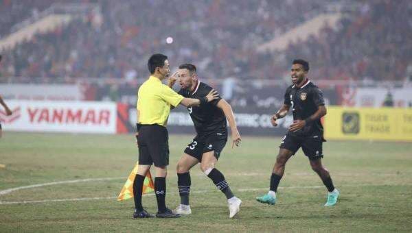 Piala AFF 2022: Momen Marc Klok `Diving` di Kaki Doan Van Hau, Berujung Kartu Kuning