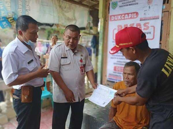 Tim PATAS Indramayu dan Pemcam Losarang Sambangi Lansia Butuh Layanan Adminduk