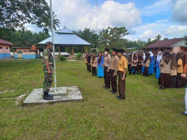 Agar Siswa Memiliki Jiwa Korsa Sejak Dini, Kopda Budi Irawan Latih PBB di MTsN 5 Rupat