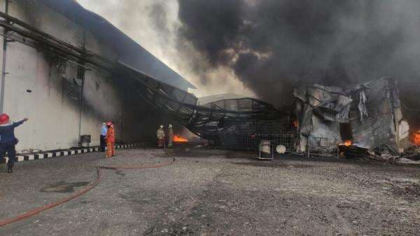 Dari Mana Asal Api yang Membakar Pabrik Plastik Terbesar PT Global Printec Indonesia Ini?