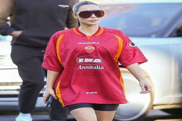 Kim Kardashian Pakai Seragam AS Roma, Mamma mia, Kim!
