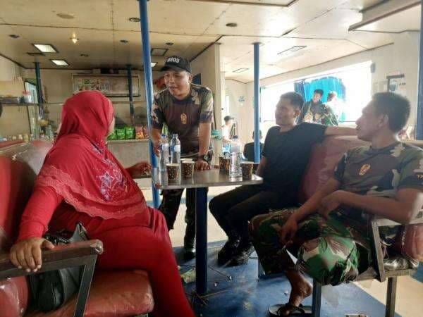 Luar Biasa, Personel Kodim 0303 Bengkalis Rela Berdiri Demi Ibu Sukma yang Hamil 6 Bulan Luar Biasa, Personel Kodim 0303 Bengkalis Rela Berdiri Demi Ibu Sukma yang Hamil 6 Bulan