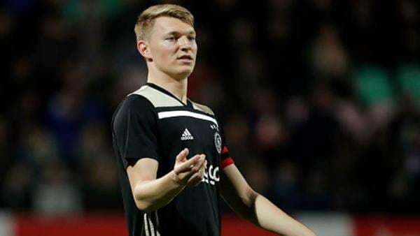 Profil Mencengangkan Perr Schuurs, Bek Liga Italia yang Diperebutkan Liverpool dan Man United