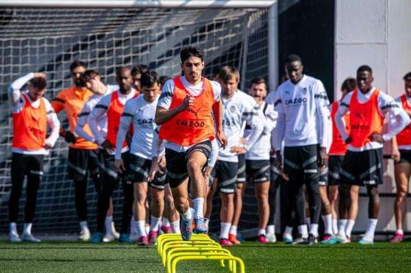 Valencia Masih Terbenam di Zona Degradasi, Pernah Berjaya di Awal 2000an